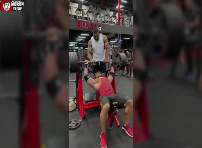 Video :227 kg was too much for his pectoral muscles!